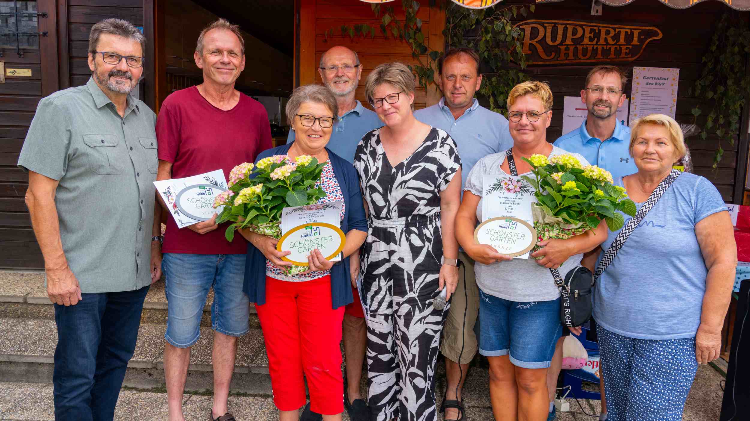Bgm. Gerhard Lentschig, Manfred Band, Gertraude Slavik, StR Isabel Mang, Manuela Bach, GR Johanna Leithner (vorne v.li.) freuen sich mit GR Ludwig Band, GR Robert Lochner und Martin Nowak (hinten v.li.) über den schönsten Gärten Horns. Foto: Reininger